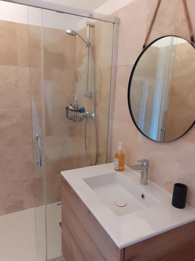 La Fee Des Eaux Bed & Breakfast Vernaison Bagian luar foto